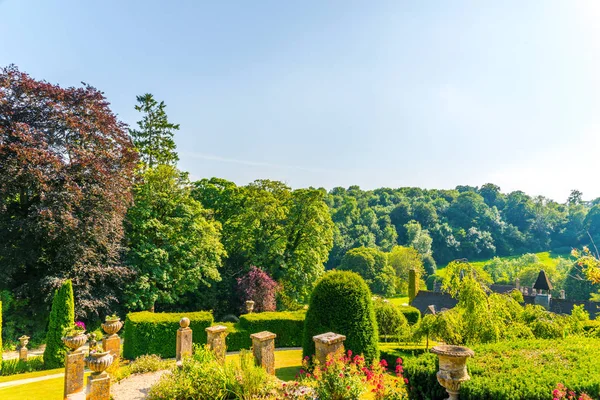 Antika stili, kaideleri üzerinde taş süslemeler güzel park,