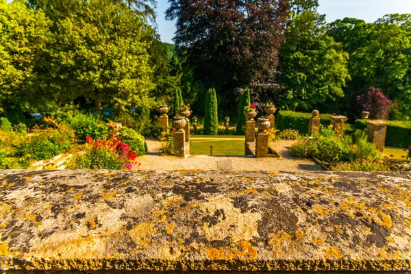 Antika stili, kaideleri üzerinde taş süslemeler güzel park,