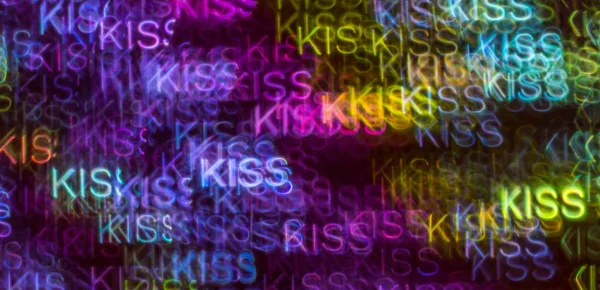 Piękne tło z różnych kolorowych słowo pocałunek, streszczenie — Zdjęcie stockowe