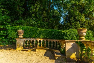 Antika stili, kaideleri üzerinde taş süslemeler güzel park,