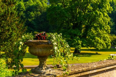 Antika stili, kaideleri üzerinde taş süslemeler güzel park,