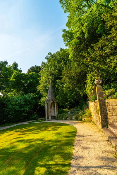 Antika stili, kaideleri üzerinde taş süslemeler güzel park,