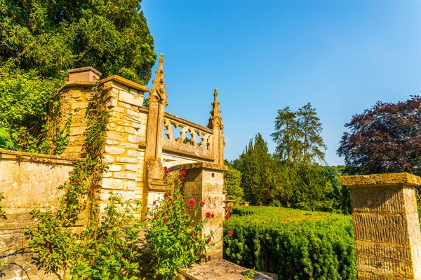 Antika stili, kaideleri üzerinde taş süslemeler güzel park,