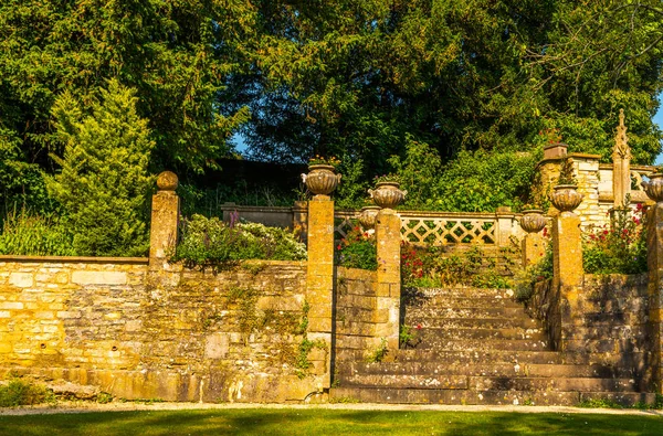 Antika stili, kaideleri üzerinde taş süslemeler güzel park,