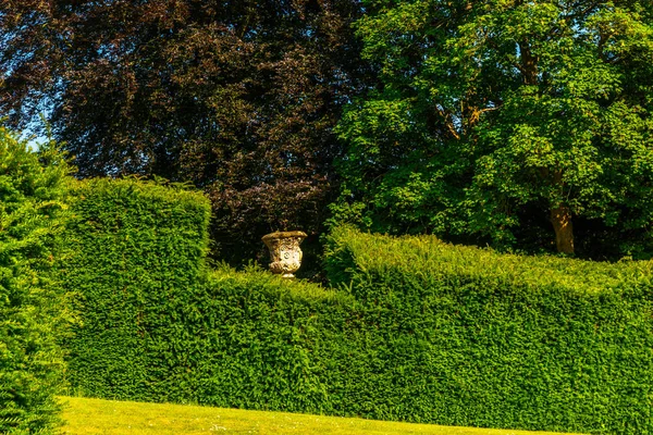 Vacker park i antik stil, sten dekorationer på piedestaler, — Stockfoto