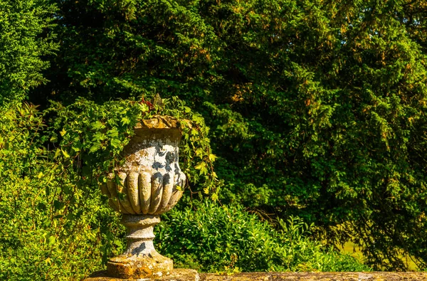 Prachtig park in antieke stijl, stenen decoraties op sokkels, — Stockfoto