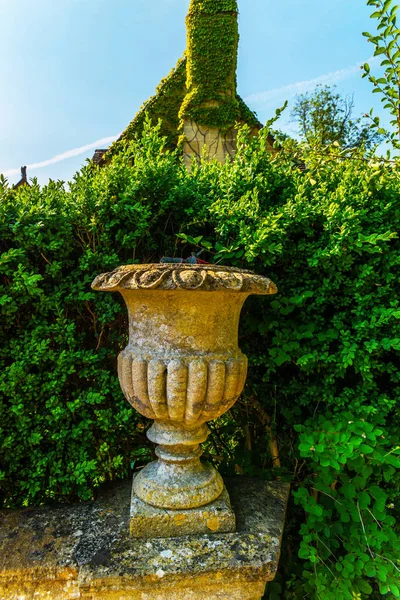 Hermoso parque en estilo antiguo, decoraciones de piedra en pedestales , — Foto de Stock