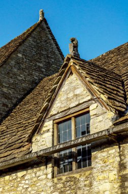 Bir tarihi binada, karakteristik taş f eski ahşap pencere