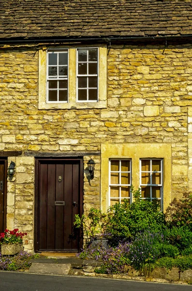 Stilvoller Eingang zu einem Wohnhaus, eine interessante Fassade — Stockfoto