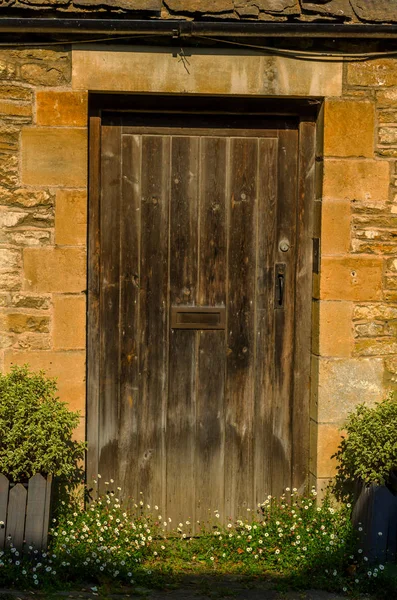 Elegante ingresso a un edificio residenziale, una facciata interessante — Foto Stock