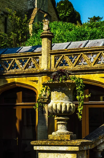 Antiqu beton bir kaide üzerinde Bahçe saksı stilize