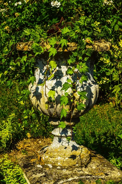 Macetas de hormigón en el jardín sobre un pedestal estilizado antiqu — Foto de Stock