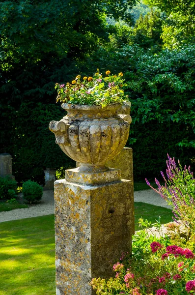 Vasos de flores de concreto no jardim em um pedestal antiqu estilizado — Fotografia de Stock