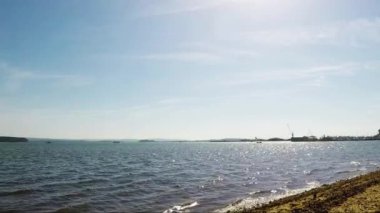 Okyanus, güzel mavi su, dalgalar kıyıya yıkama yosun ile çakıl plaj