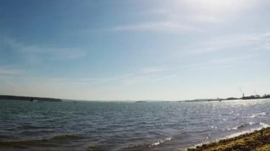 Okyanus, güzel mavi su, dalgalar kıyıya yıkama yosun ile çakıl plaj