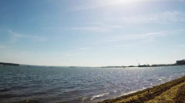 Okyanus, güzel mavi su, dalgalar kıyıya yıkama yosun ile çakıl plaj