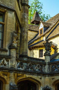 Kaide üzerinde eski heykel güzel korunmuş eski artisti