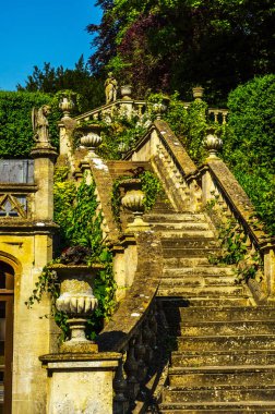 Dekoratif Bahçe, eski çıkılan güzel taş merdivenle 