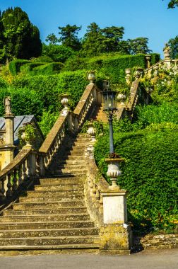 Dekoratif Bahçe, eski çıkılan güzel taş merdivenle 
