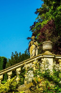 Dekoratif Bahçe, eski çıkılan güzel taş merdivenle 