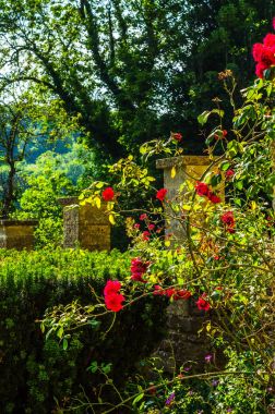 Antika stili, kaideleri üzerinde taş süslemeler güzel park,
