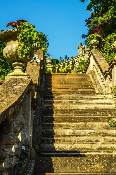 Dekoratif Bahçe, eski çıkılan güzel taş merdivenle — Stok fotoğraf