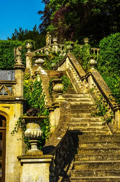 Dekoratif Bahçe, eski çıkılan güzel taş merdivenle 