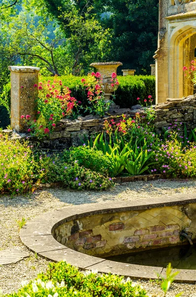 Piękny park w stylu antycznym, kamienne dekoracje na cokołach, — Zdjęcie stockowe