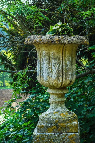 Macetas de hormigón en el jardín sobre un pedestal estilizado antiqu — Foto de Stock