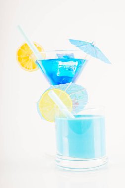 Renkli kokteyl meyve, renkli şemsiye, buz c ile dekore edilmiş