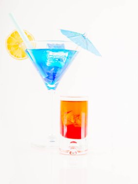 Renkli kokteyl meyve, renkli şemsiye, buz c ile dekore edilmiş