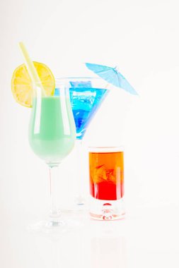 Renkli kokteyl meyve, renkli şemsiye, buz c ile dekore edilmiş