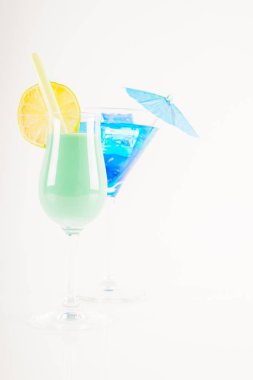 Renkli kokteyl meyve, renkli şemsiye, buz c ile dekore edilmiş