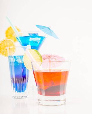 Renkli kokteyl meyve, renkli şemsiye, buz c ile dekore edilmiş