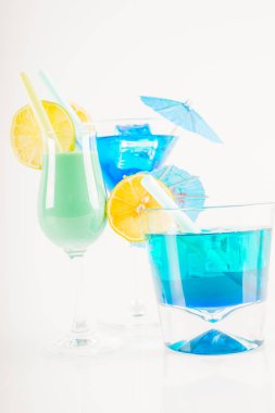 Renkli kokteyl meyve, renkli şemsiye, buz c ile dekore edilmiş