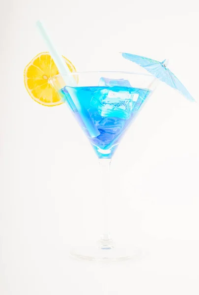 Colorful cocktail decorated with fruit, colorful umbrella, ice c — Stock Photo, Image