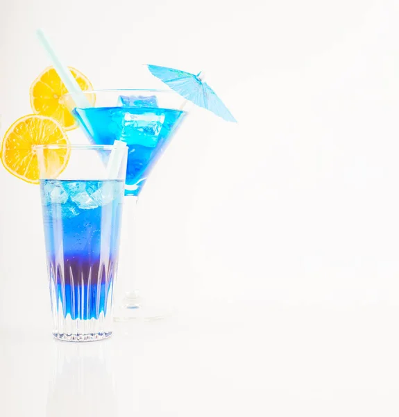 Bunter Cocktail mit Früchten, buntem Regenschirm, Eis — Stockfoto