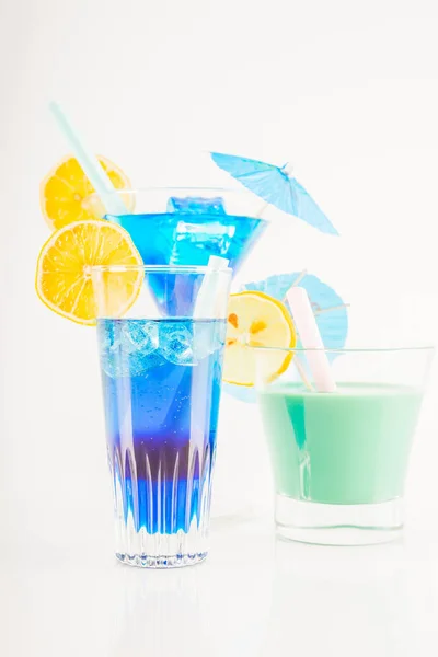 Красочный коктейль, украшенный фруктами, красочный зонтик, лед c — стоковое фото