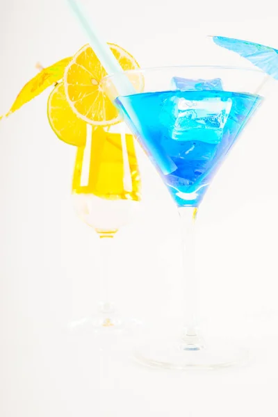 Cocktail coloré décoré de fruits, parapluie coloré, glace c — Photo