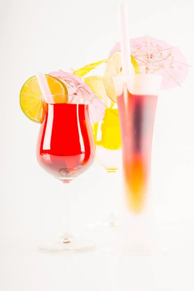 Cóctel colorido decorado con fruta, paraguas colorido, hielo c —  Fotos de Stock