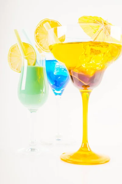 Gyümölcs, színes esernyő, jég c díszített színes koktél — Stock Fotó
