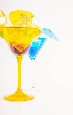 Renkli kokteyl meyve, renkli şemsiye, buz c ile dekore edilmiş