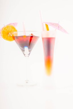 Renkli kokteyl meyve, renkli şemsiye, buz c ile dekore edilmiş