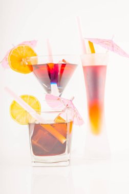 Renkli kokteyl meyve, renkli şemsiye, buz c ile dekore edilmiş