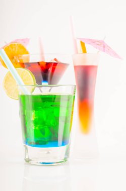 Renkli kokteyl meyve, renkli şemsiye, buz c ile dekore edilmiş