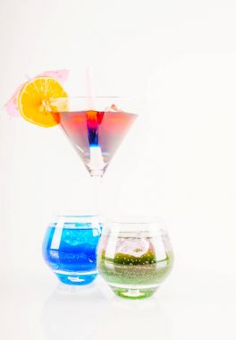Renkli kokteyl meyve, renkli şemsiye, buz c ile dekore edilmiş