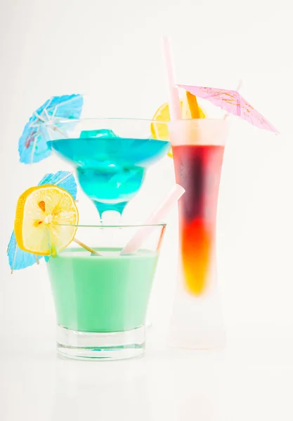Koktajl kolorowy ozdobiony owoc, kolorowy parasol, c lodu — Zdjęcie stockowe