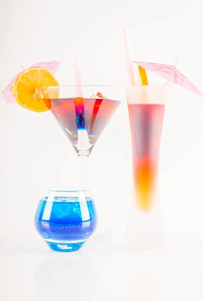 Gyümölcs, színes esernyő, jég c díszített színes koktél — Stock Fotó
