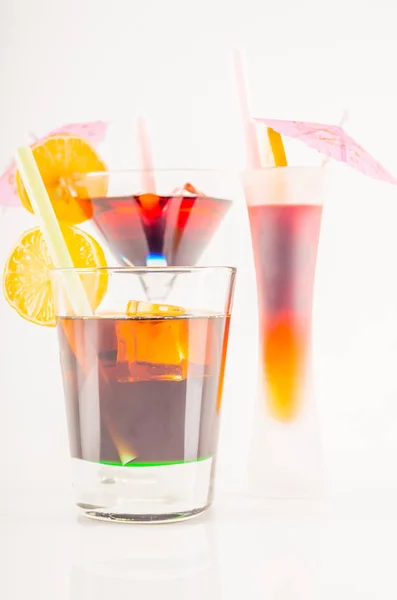 Барвистий коктейль, прикрашений фруктами, барвиста парасолька, лід c — стокове фото
