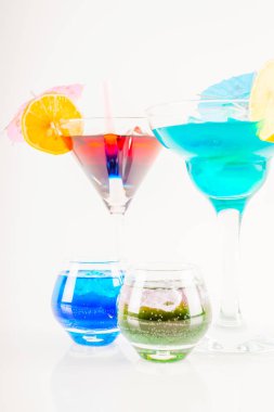 Renkli kokteyl meyve, renkli şemsiye, buz c ile dekore edilmiş